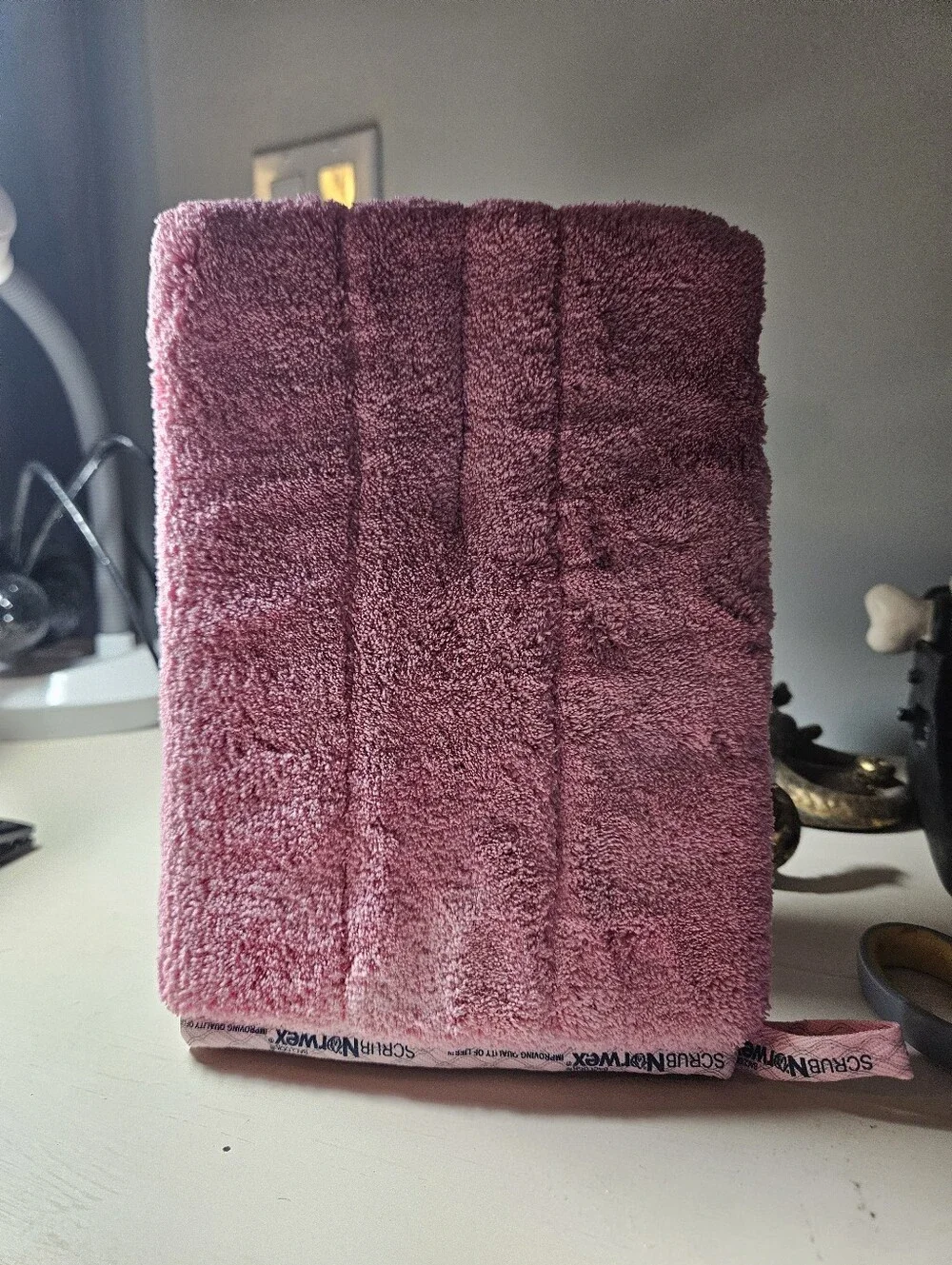 New Norwex 2-in-1 Bathroom Scrub Mitt – Pink Checkered BacLock Microfiber